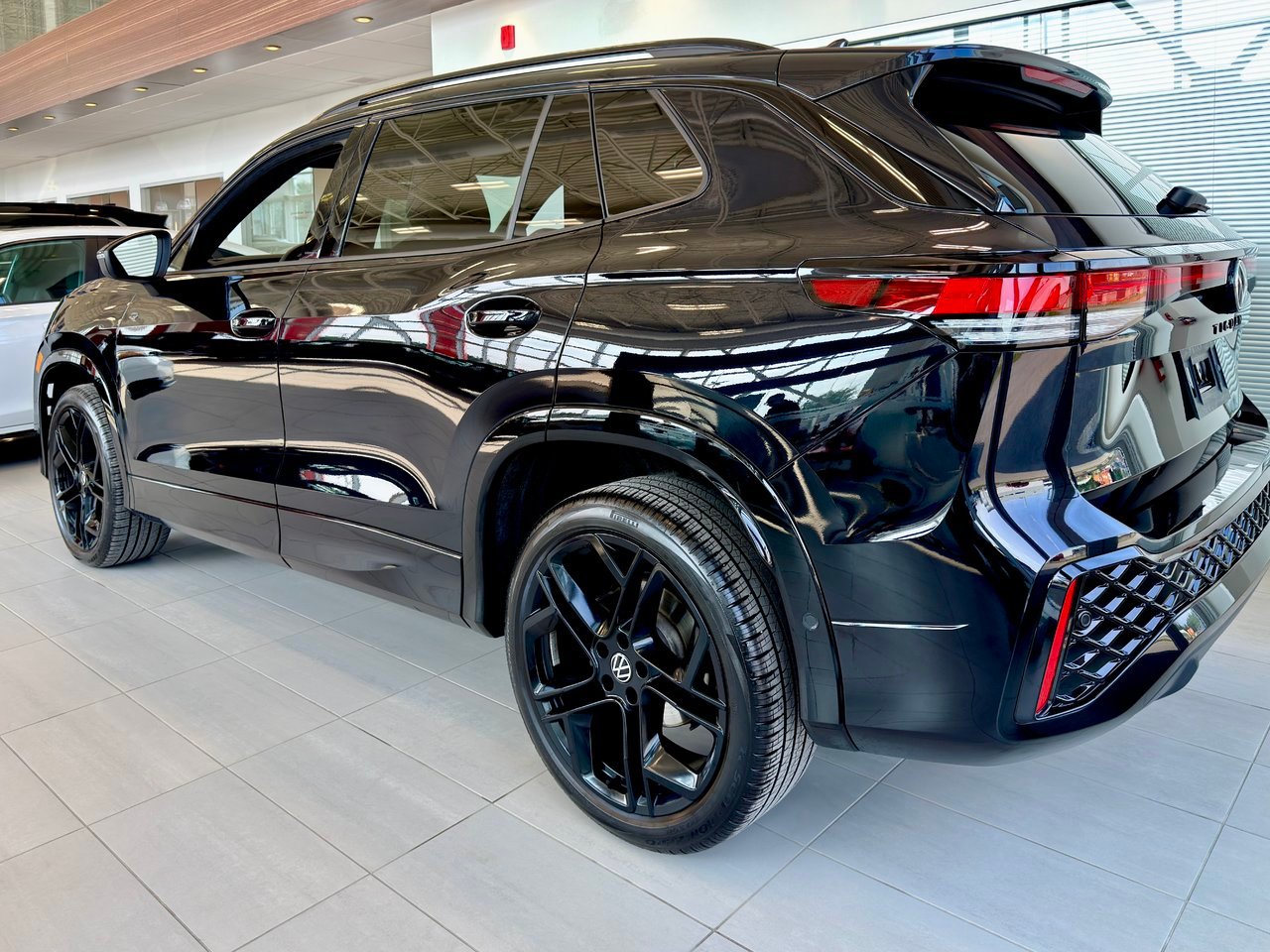 2026 Volkswagen Tiguan Black Notre-Dame-des-Prairies - photo #9