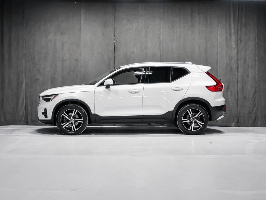 2023 Volvo XC40 B5 CORE CONVENIENCE CLIMATE White