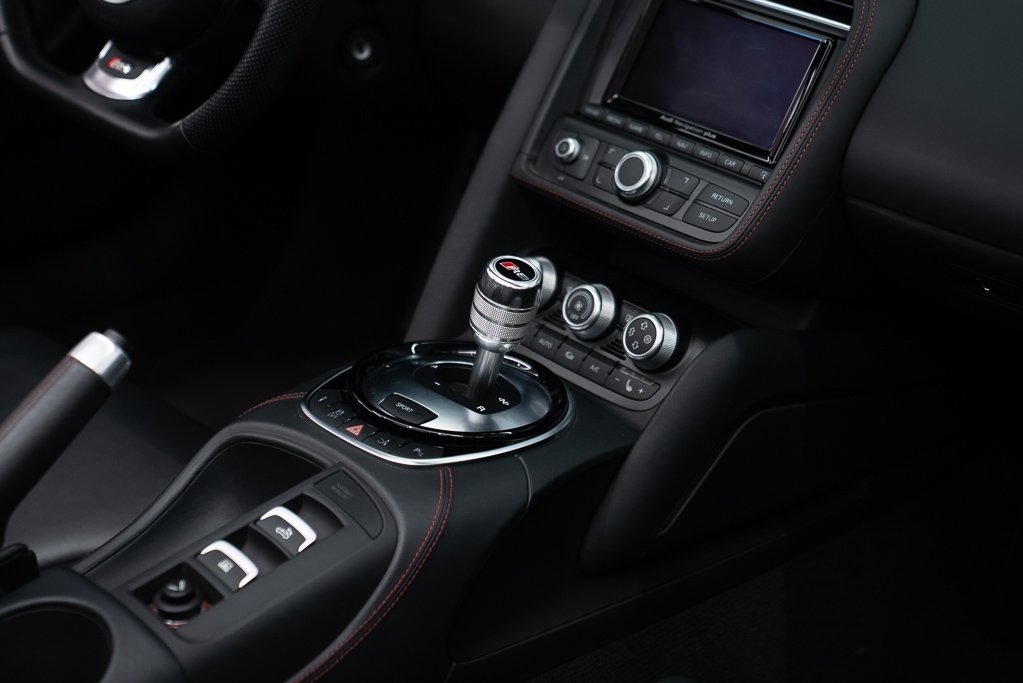 2015 Audi R8 V8 Spyder \ LOW KM Red Kirkland - photo #21