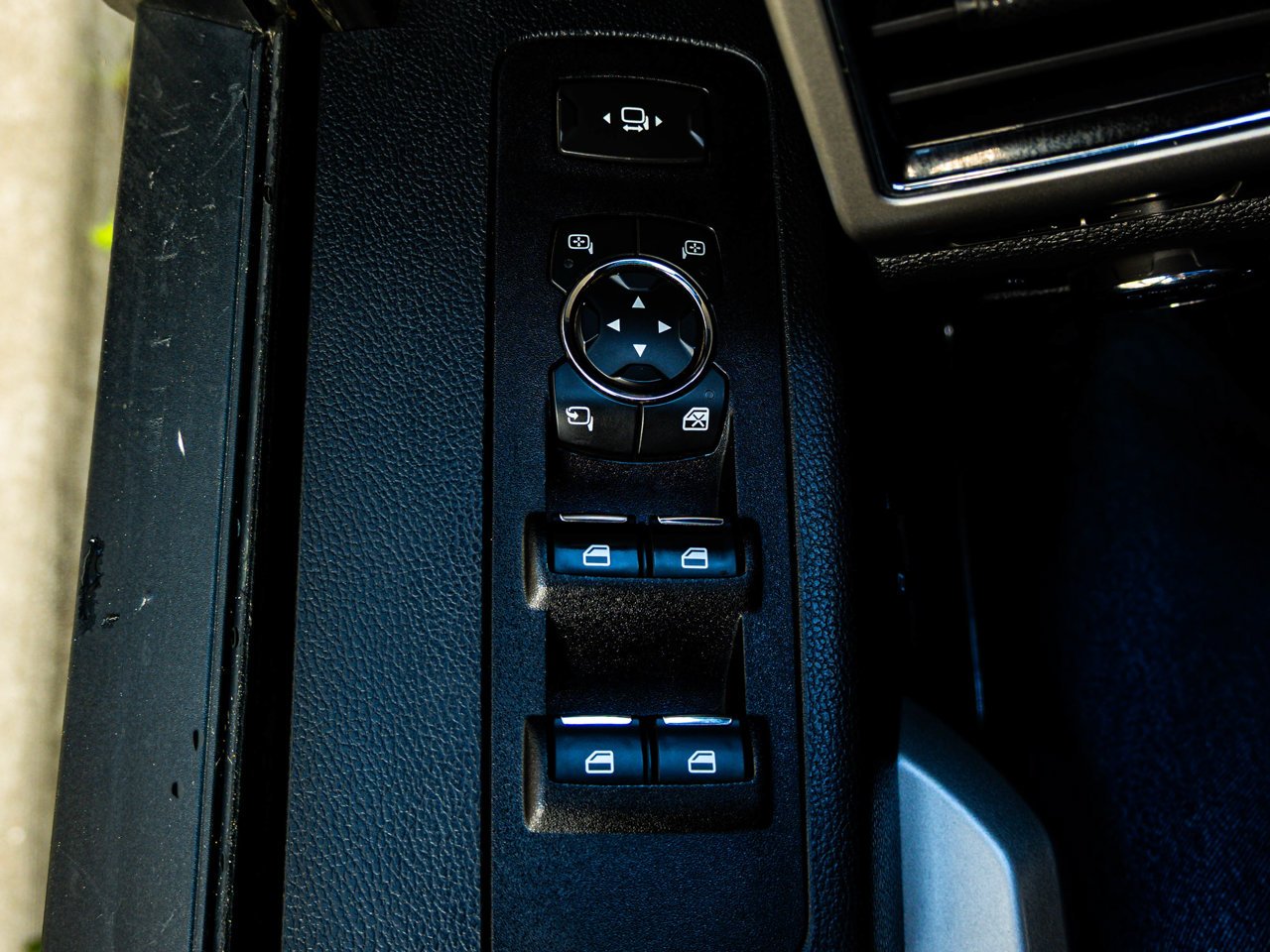 2022 Ford Super Duty F-350 SRW LARIAT 4WD Crew Cab 6.75' Box Black Sherwood Park - photo #16