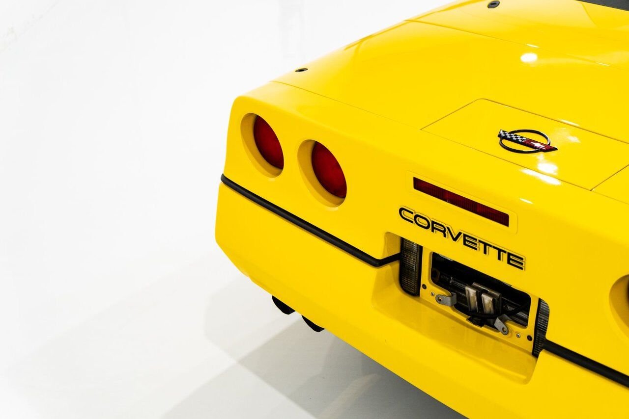 Chevrolet Corvette Pace Car livery with only 17,380km (10,800miles) 1986 Jaune Montréal - photo #65