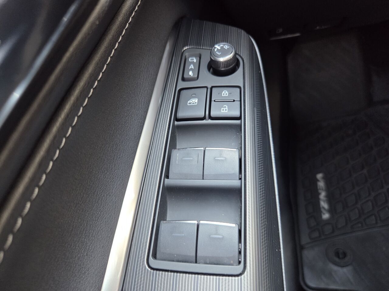 2023 Toyota VENZA Grey Mont-Laurier - photo #19