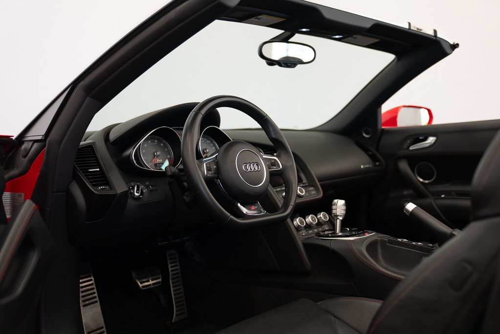 2015 Audi R8 V8 Spyder \ LOW KM Red Kirkland - photo #16