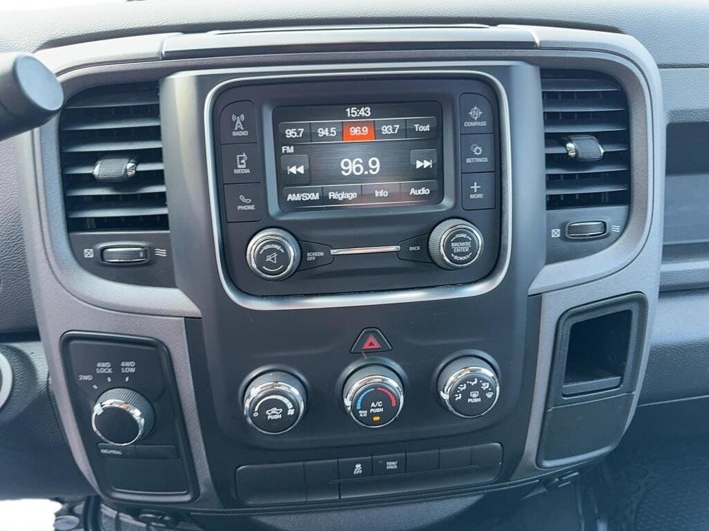 Ram 1500 NIV 3C6RR7KT0HG649048 2017 Gris Chicoutimi - photo #13
