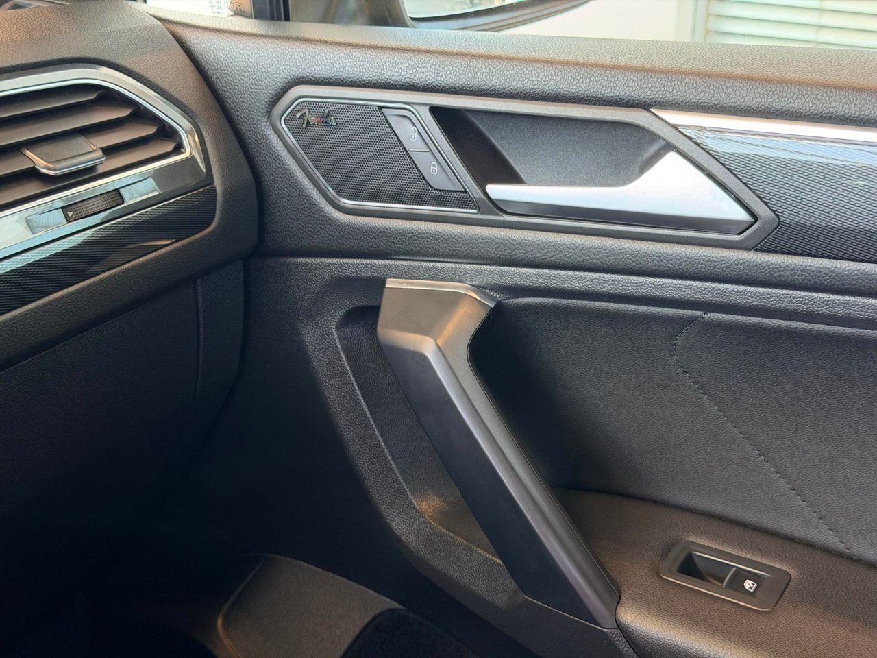 2021 Volkswagen Tiguan Silver Notre-Dame-des-Prairies - photo #8