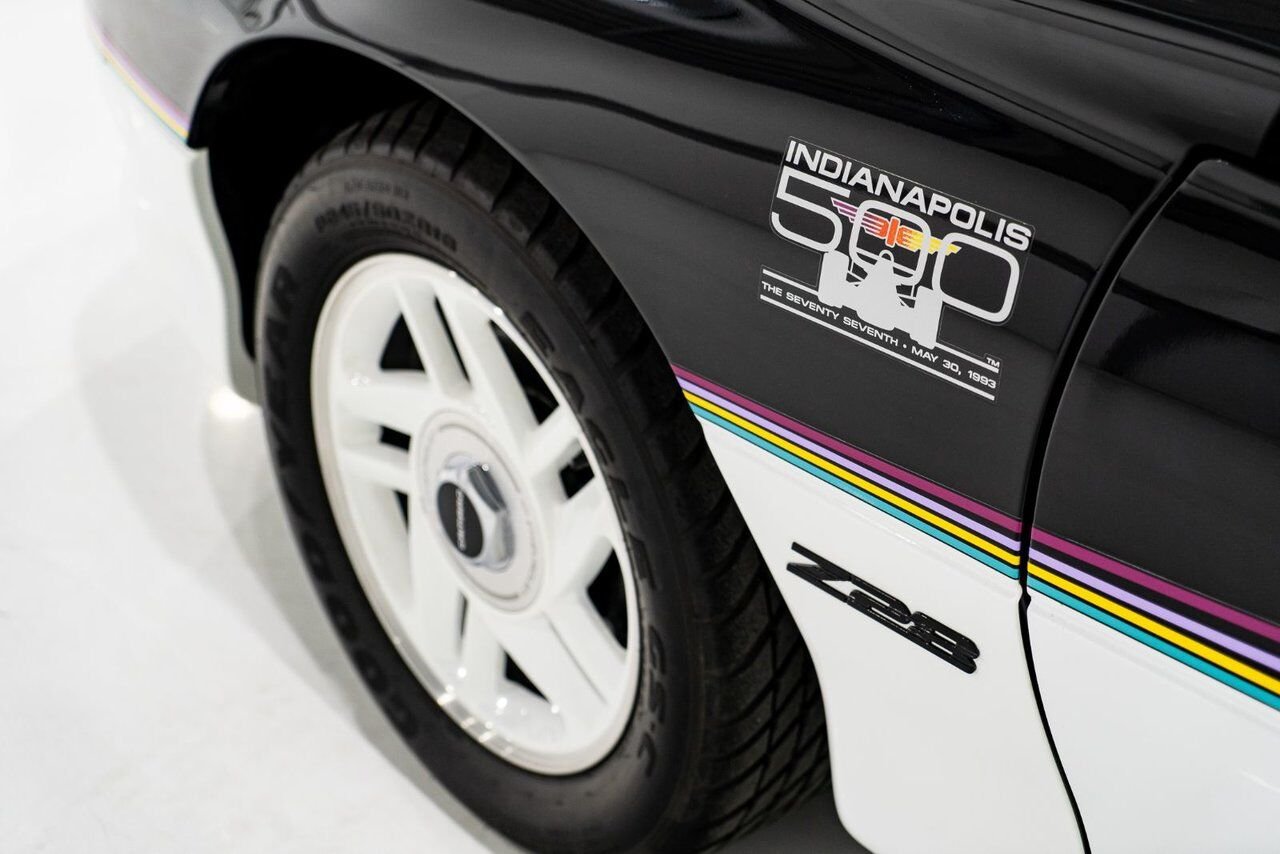 1993 Chevrolet CAMARO Z28 PRIX EN USD | Pace Car with only 957km (595mi) with original window sticker Black Montreal - photo #41