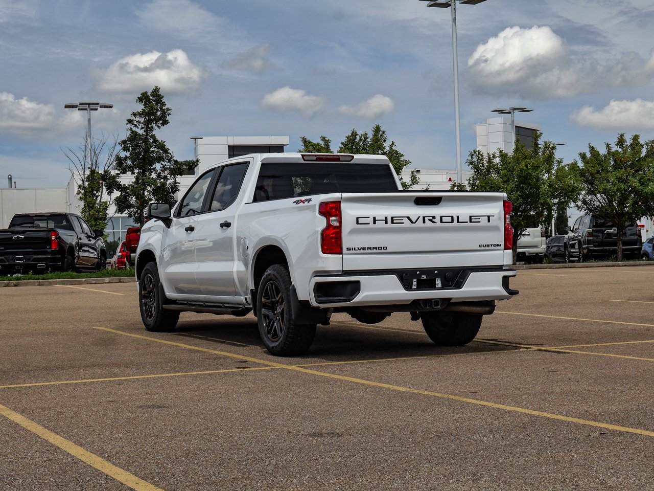 2025 Chevrolet Silverado 1500 4WD Crew Cab 147 Custom White Sherwood Park - photo #5