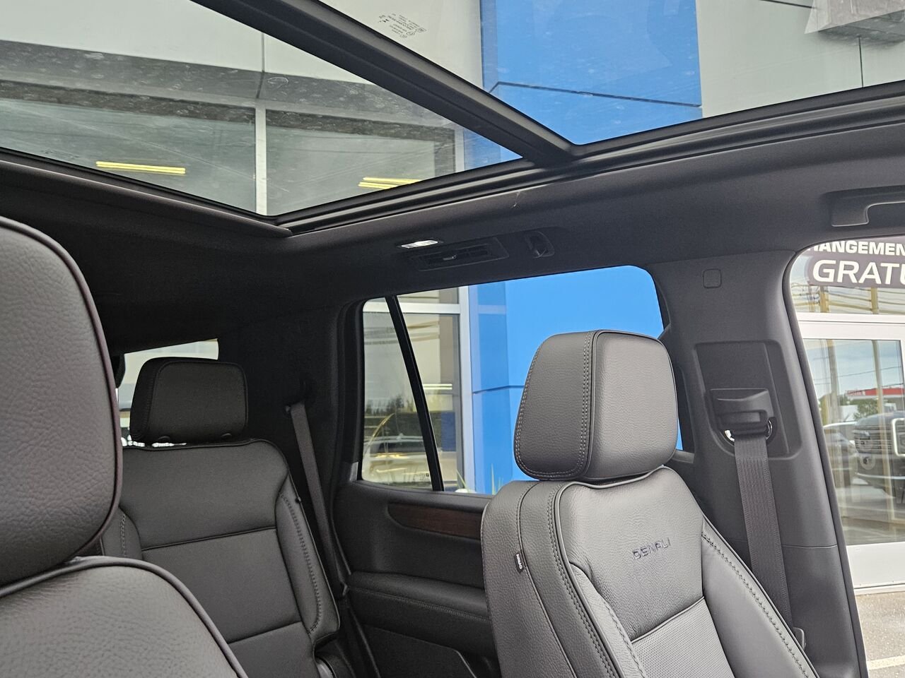GMC Yukon 4 RM 4 portes Denali 2026 Blanc glacier 3 couches Thetford Mines - photo #17