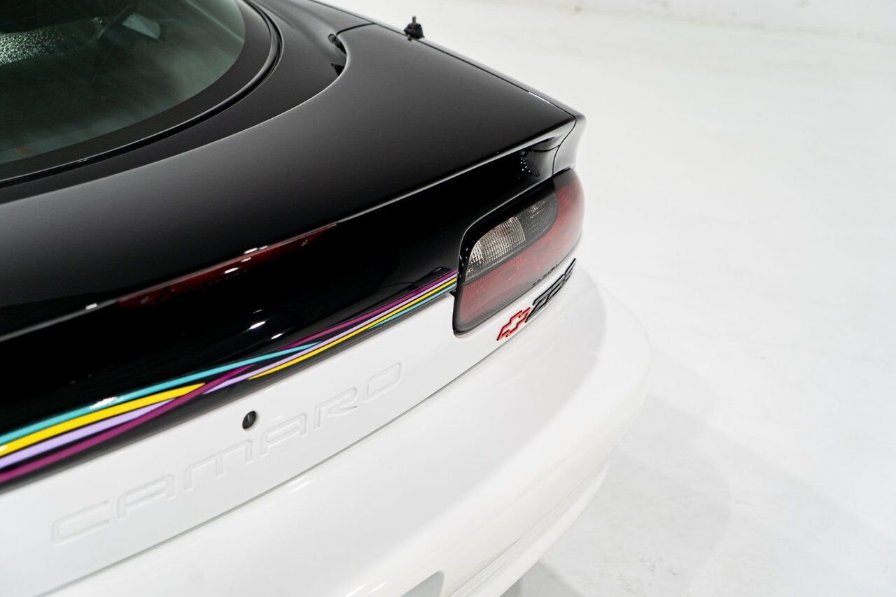 1993 Chevrolet CAMARO Z28 PRIX EN USD | Pace Car with only 957km (595mi) with original window sticker Black Montreal - photo #28