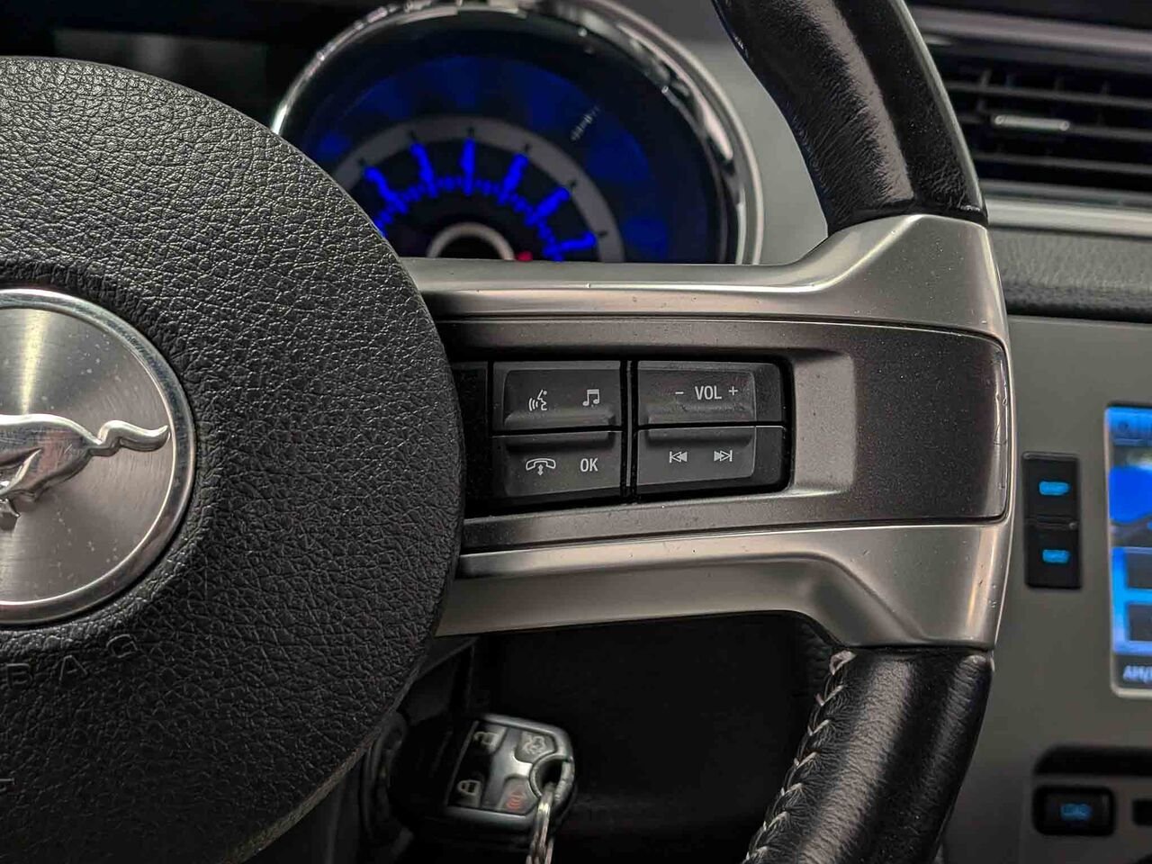 2013 Ford MUSTANG Convertible V6 Premium Automatique White Sherbrooke - photo #20