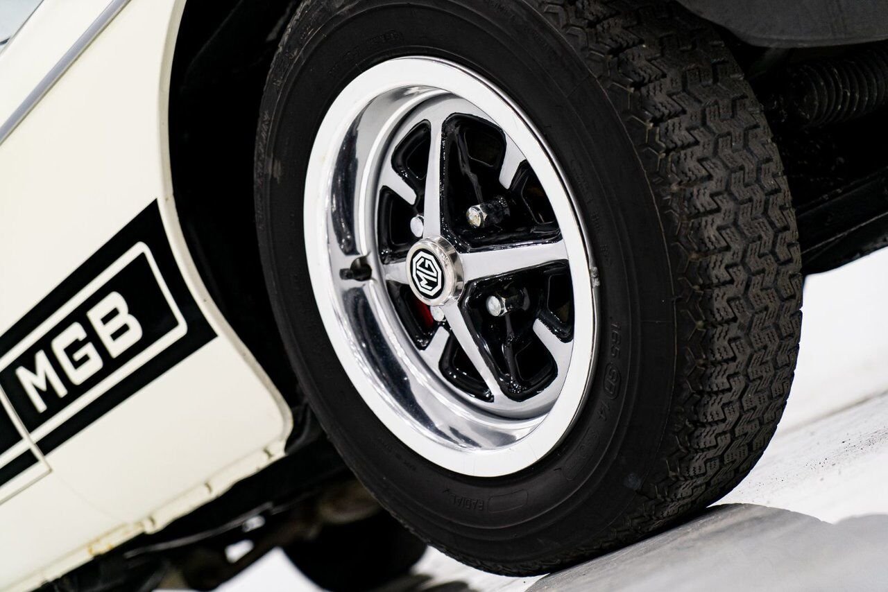 1979 MG B Beautifully presented from former complete restoration White Montreal - photo #52