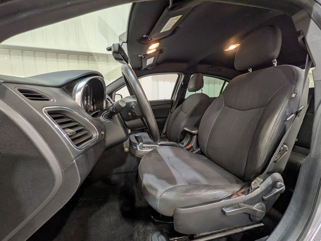 Chrysler 200 4dr Sdn LX 2013 Argent Val-David - photo #1
