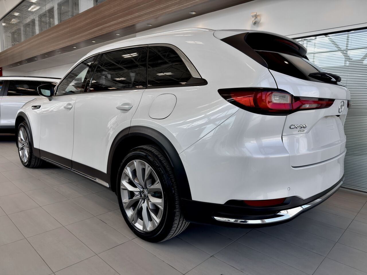 2024 Mazda CX-90 hybride léger White Notre-Dame-des-Prairies - photo #9