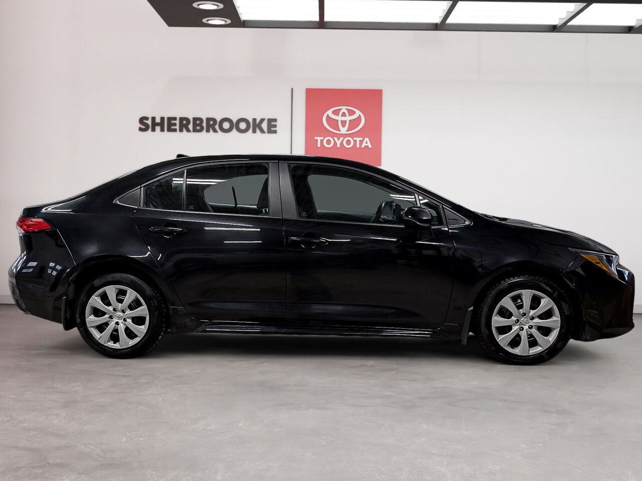 Toyota Corolla LE/SIÈGES CHAUFFANTS/CAMÉRA DE RECUL/BLUETOOTH/AC/ 2023 Noir minuit métallisé Sherbrooke - photo #4