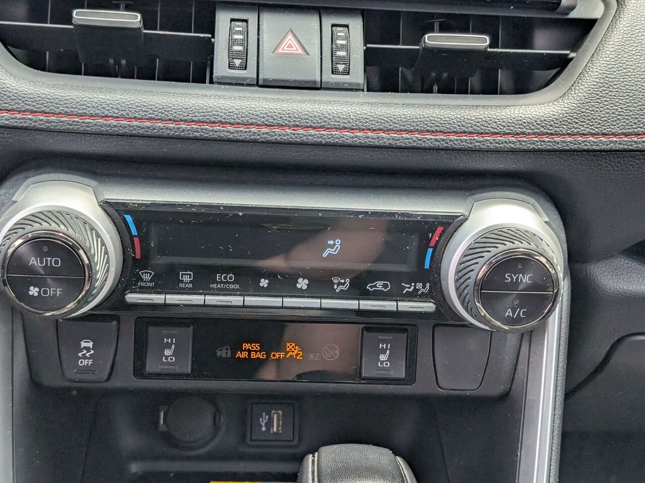 Toyota RAV4 Prime XSE PRIME-HYBRIDE BRANCHABLE/SIÈGES CHAUFFANTS/TOIT OUVRANT/VOLANT CHAUFFANT/AC BIZONE 2023 Blanc Sherbrooke - photo #16