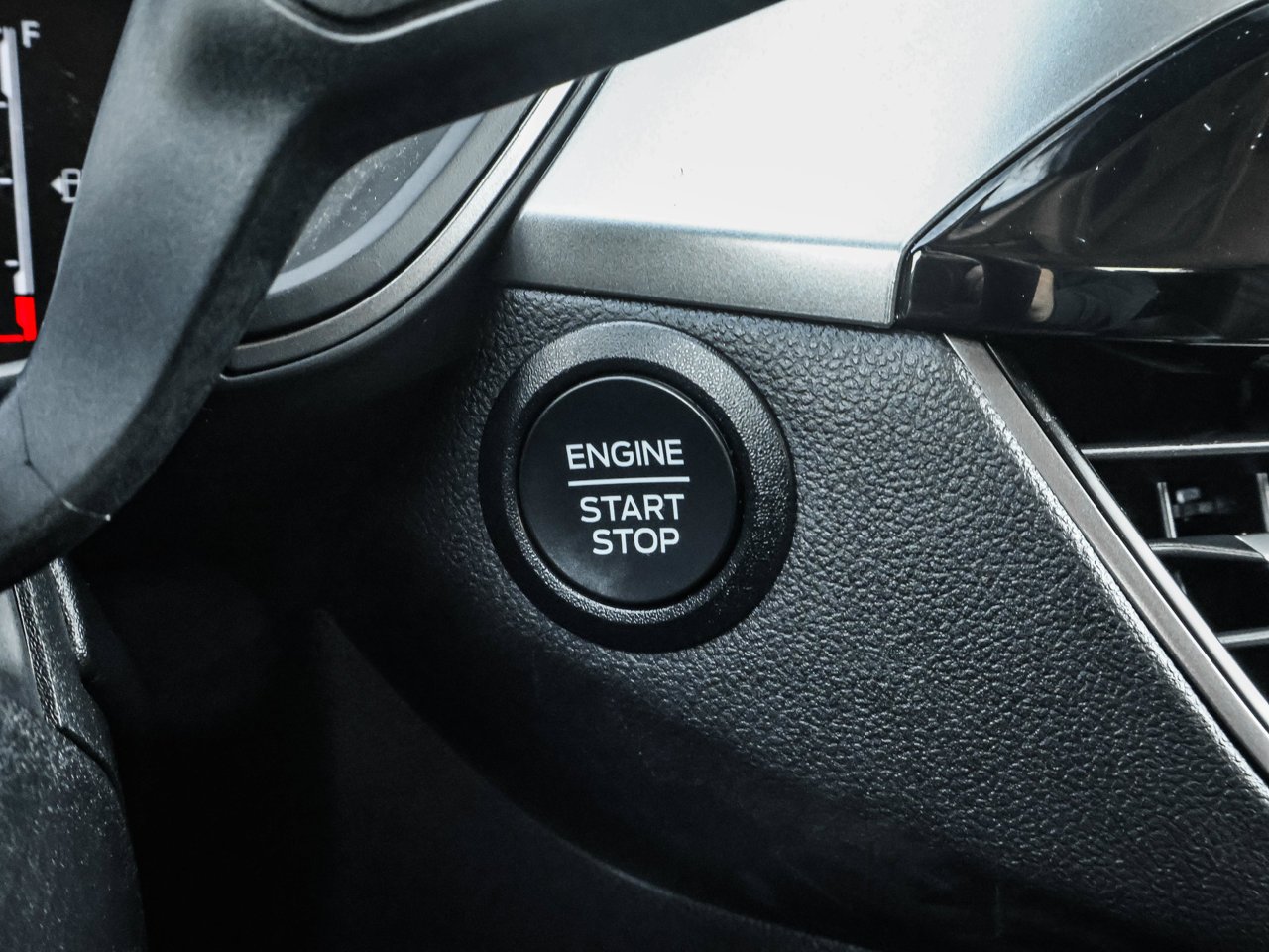 2025 Ford Escape Active AWD White Sherwood Park - photo #23