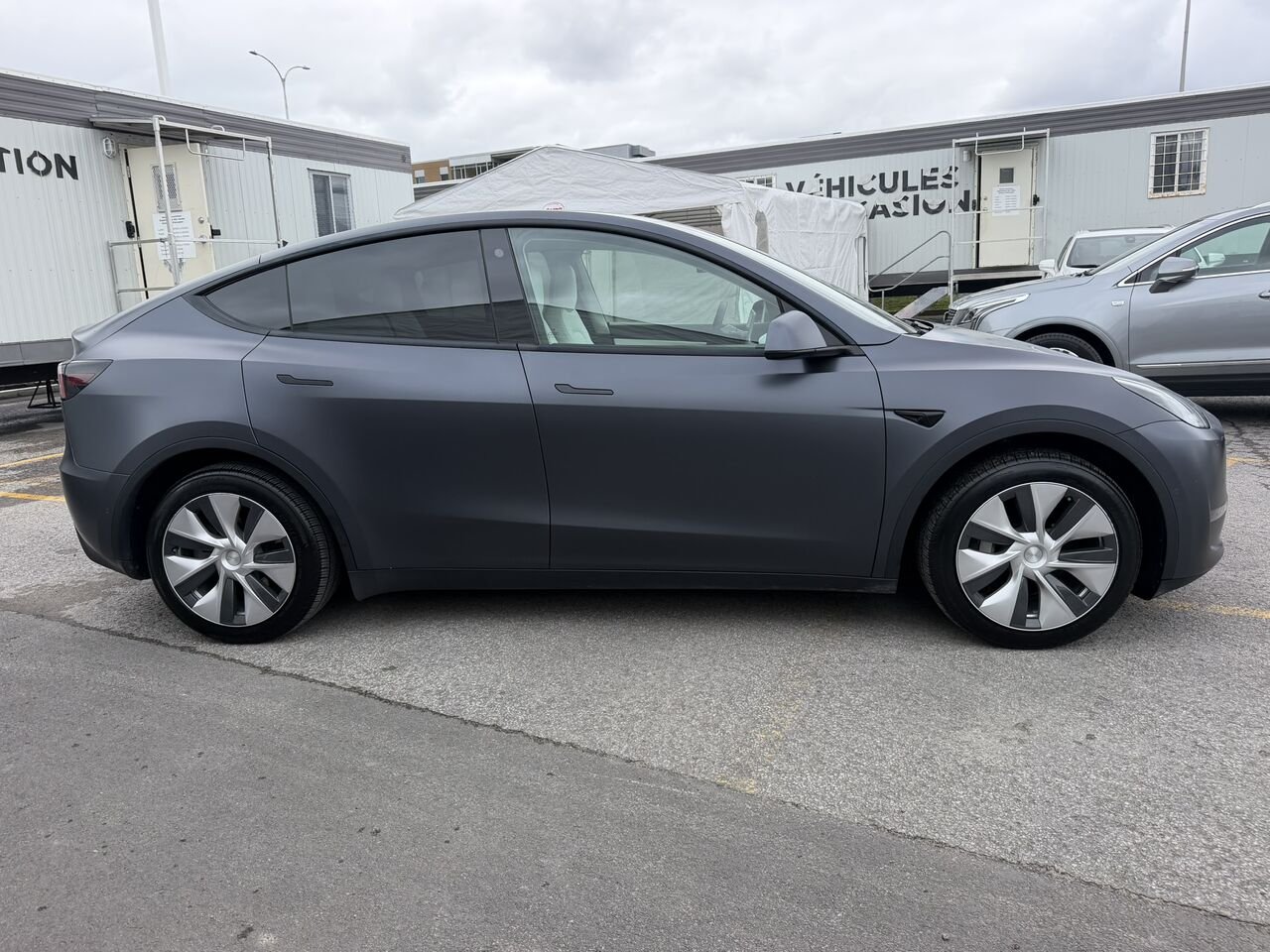 Tesla Model Y LONG RANGE AWD 7 PASSAGERS 2022 Argent Laval - photo #7