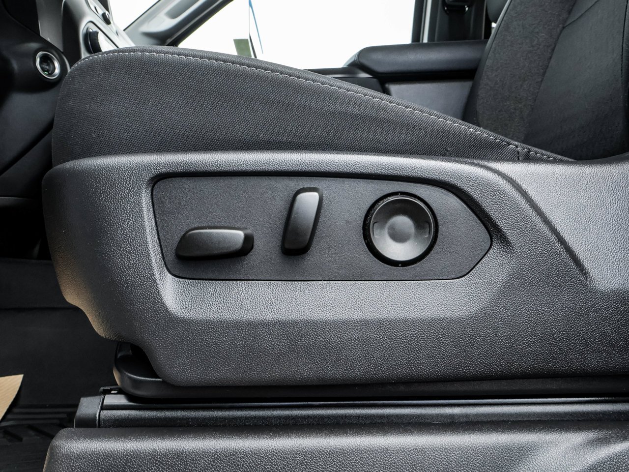 2025 Chevrolet Silverado 1500 4WD Crew Cab 147 Custom Trail Boss White Sherwood Park - photo #20