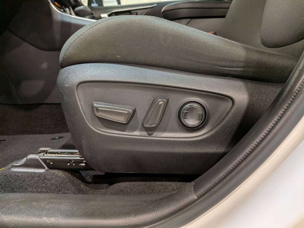 2022 Toyota RAV4 Hybrid XLE AWD White Val-David - photo #28