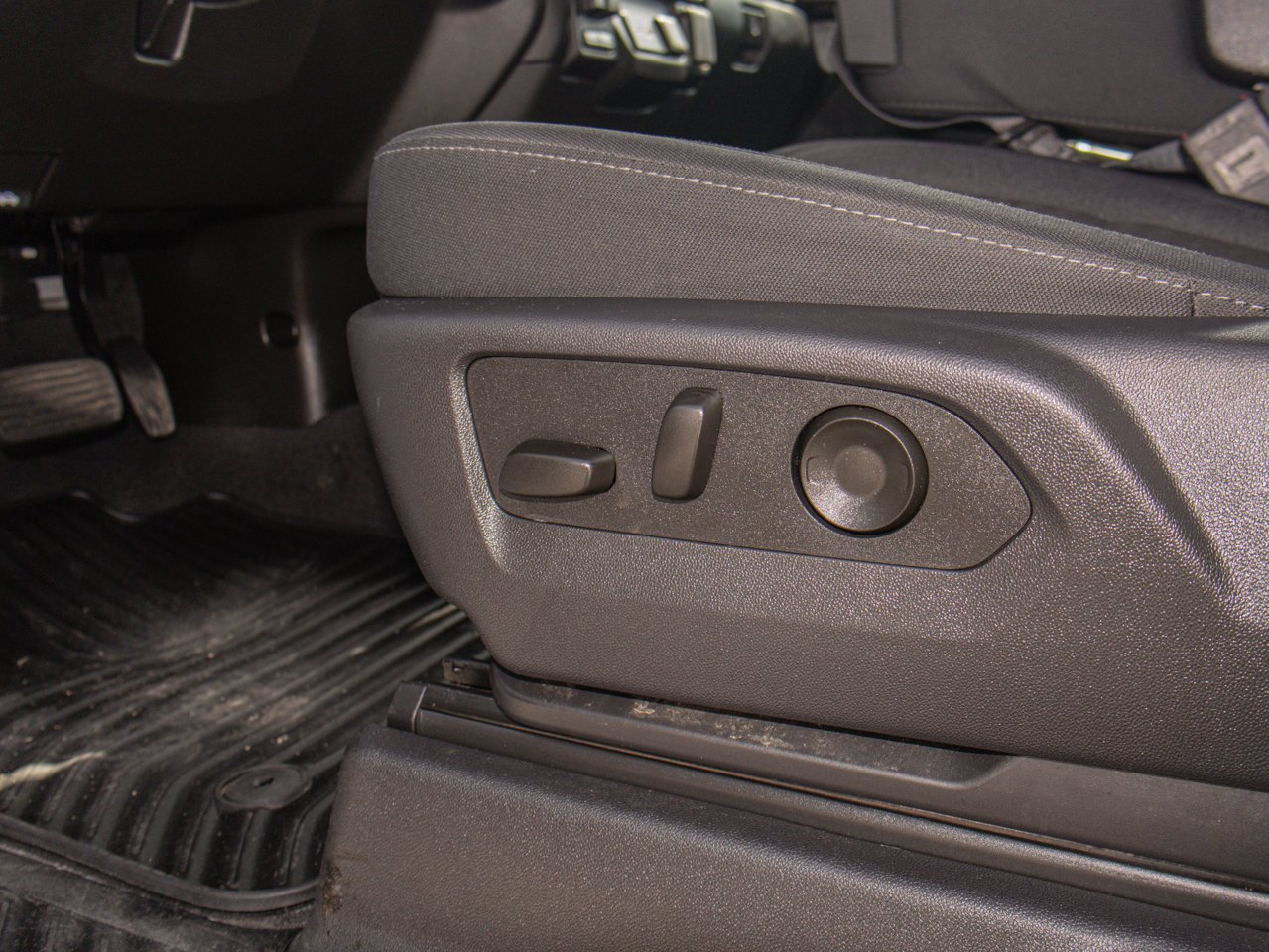 2025 Chevrolet Silverado 2500HD 4WD Crew Cab 159 Custom White Sherwood Park - photo #18