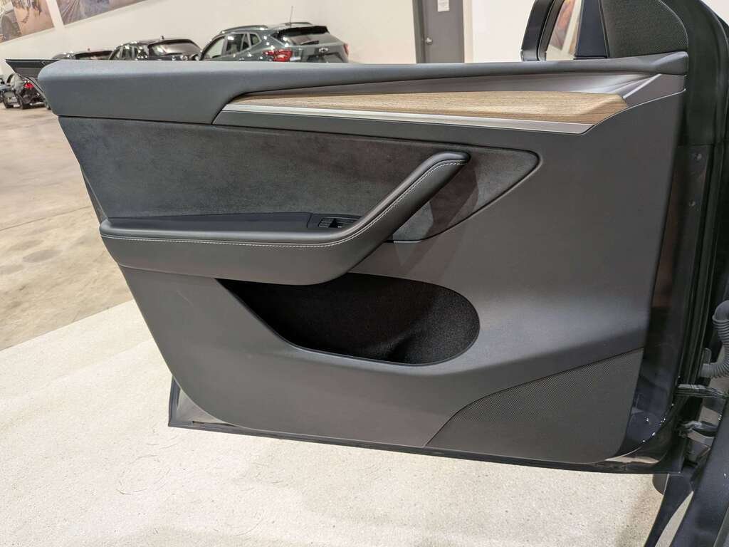 2023 Tesla Model Y RWD Grey Val-David - photo #28