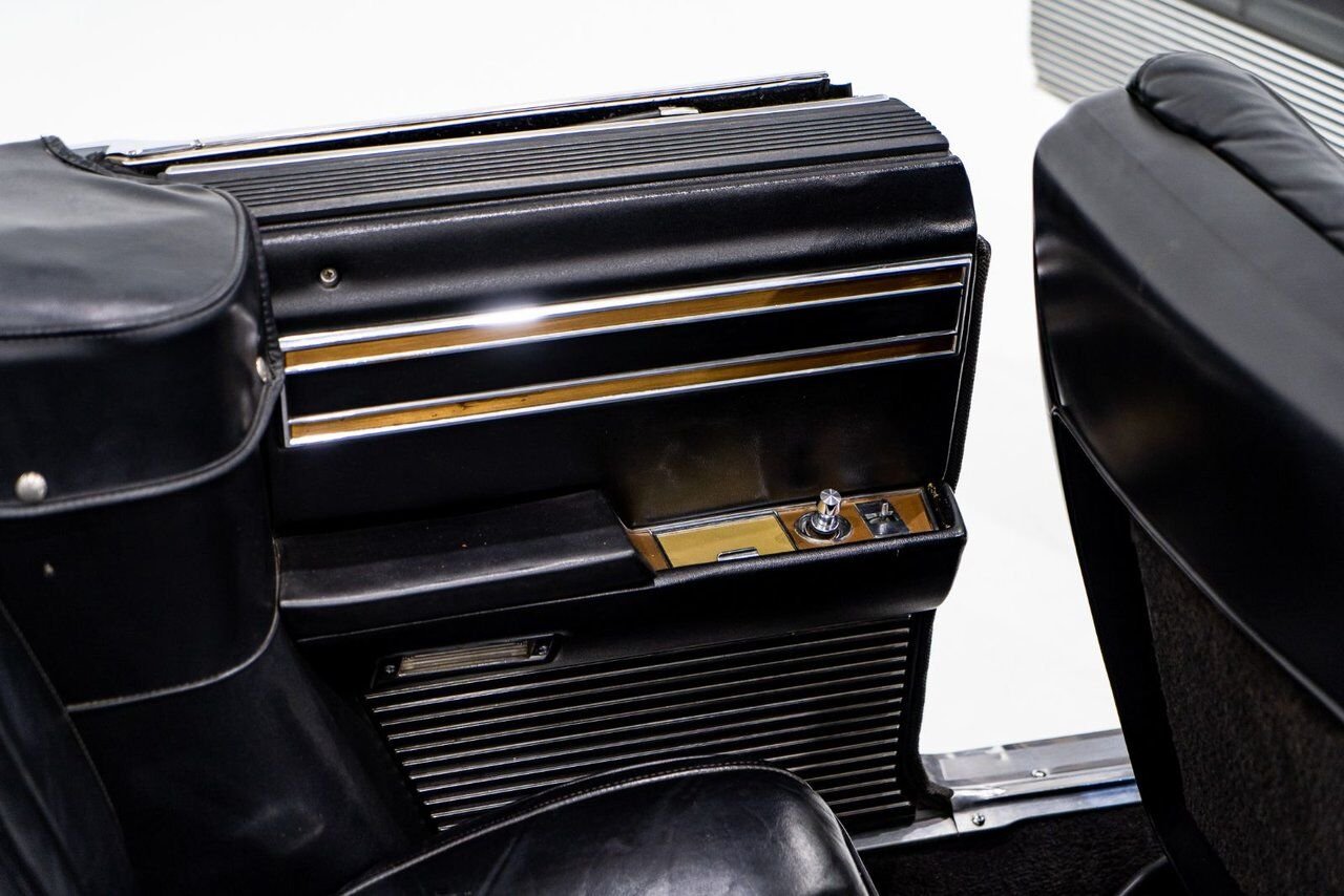 Chrysler IMPERIAL Unrestored with only 31,056 original miles **PRICE IN USD** 1968 Blanc Montréal - photo #10