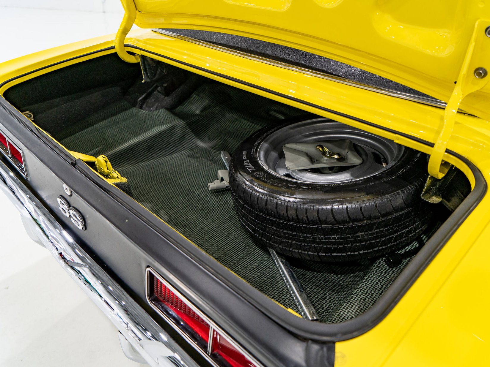 1969 Chevrolet Camaro SS **PRIX EN USD** With factory A/C Yellow Montreal - photo #73