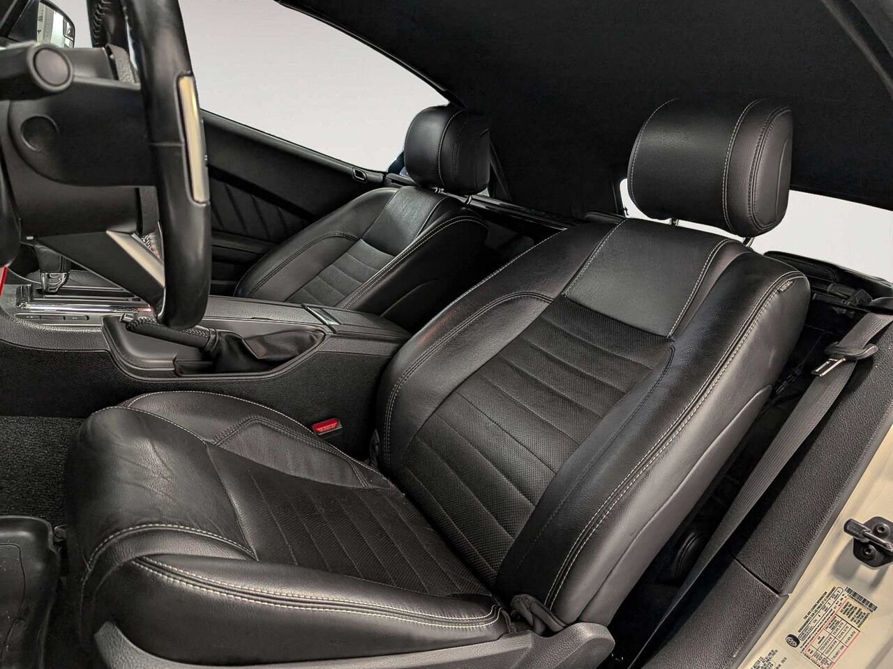 2013 Ford MUSTANG Convertible V6 Premium Automatique White Sherbrooke - photo #14