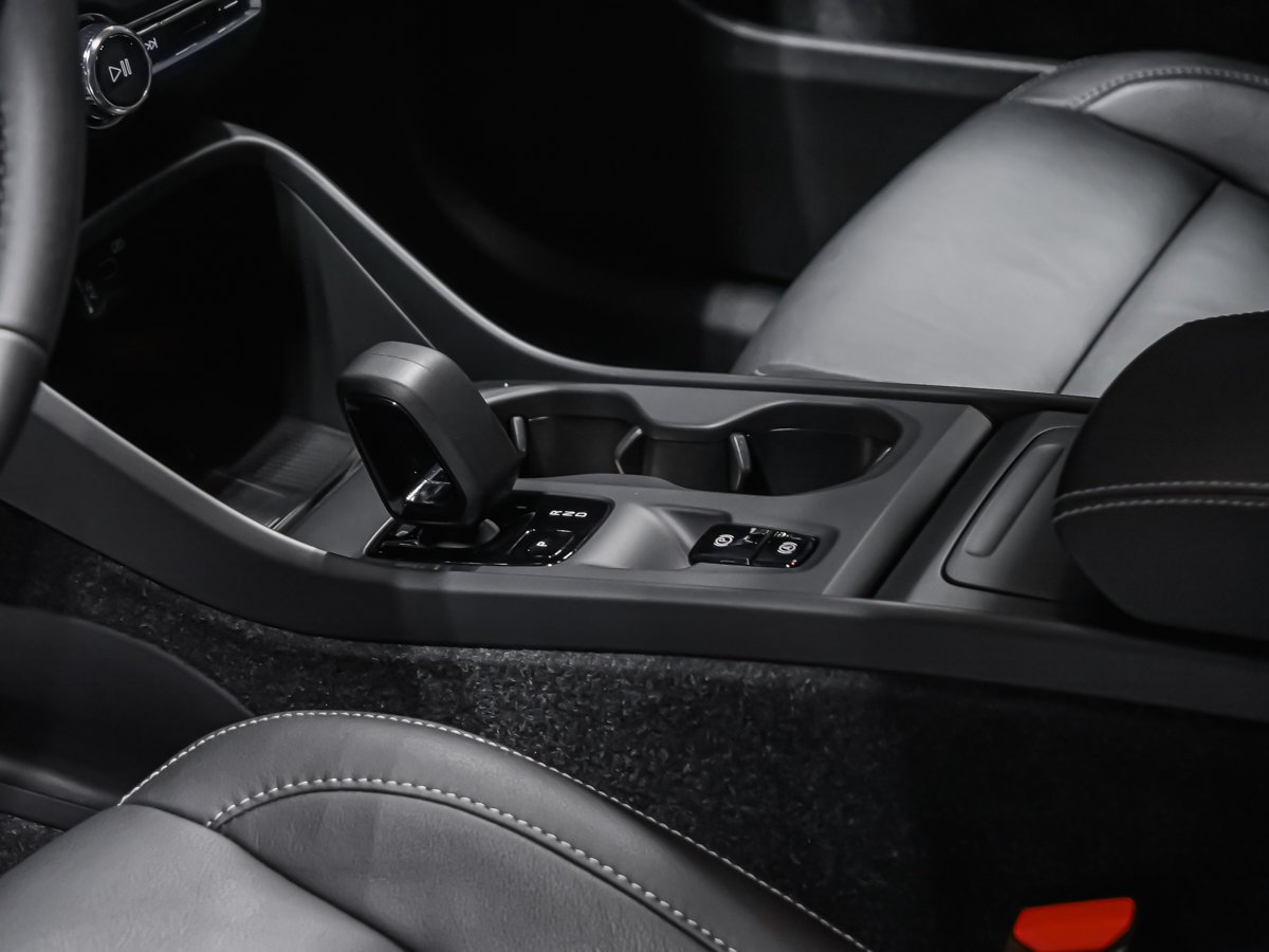 Volvo XC40 B5 CORE BRIGHT 2025 Noir Montréal - photo #6