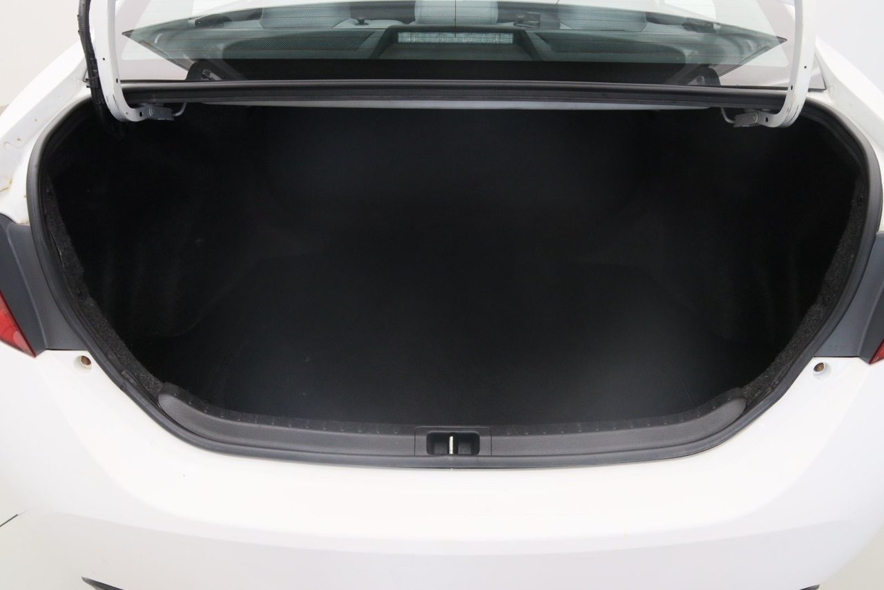 2018 Toyota Corolla VIN 2T1BURHE5JC086477 White Chicoutimi - photo #16