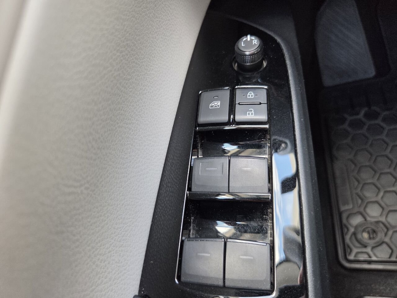 2020 Toyota PRIUS PRIME White Mont-Laurier - photo #15