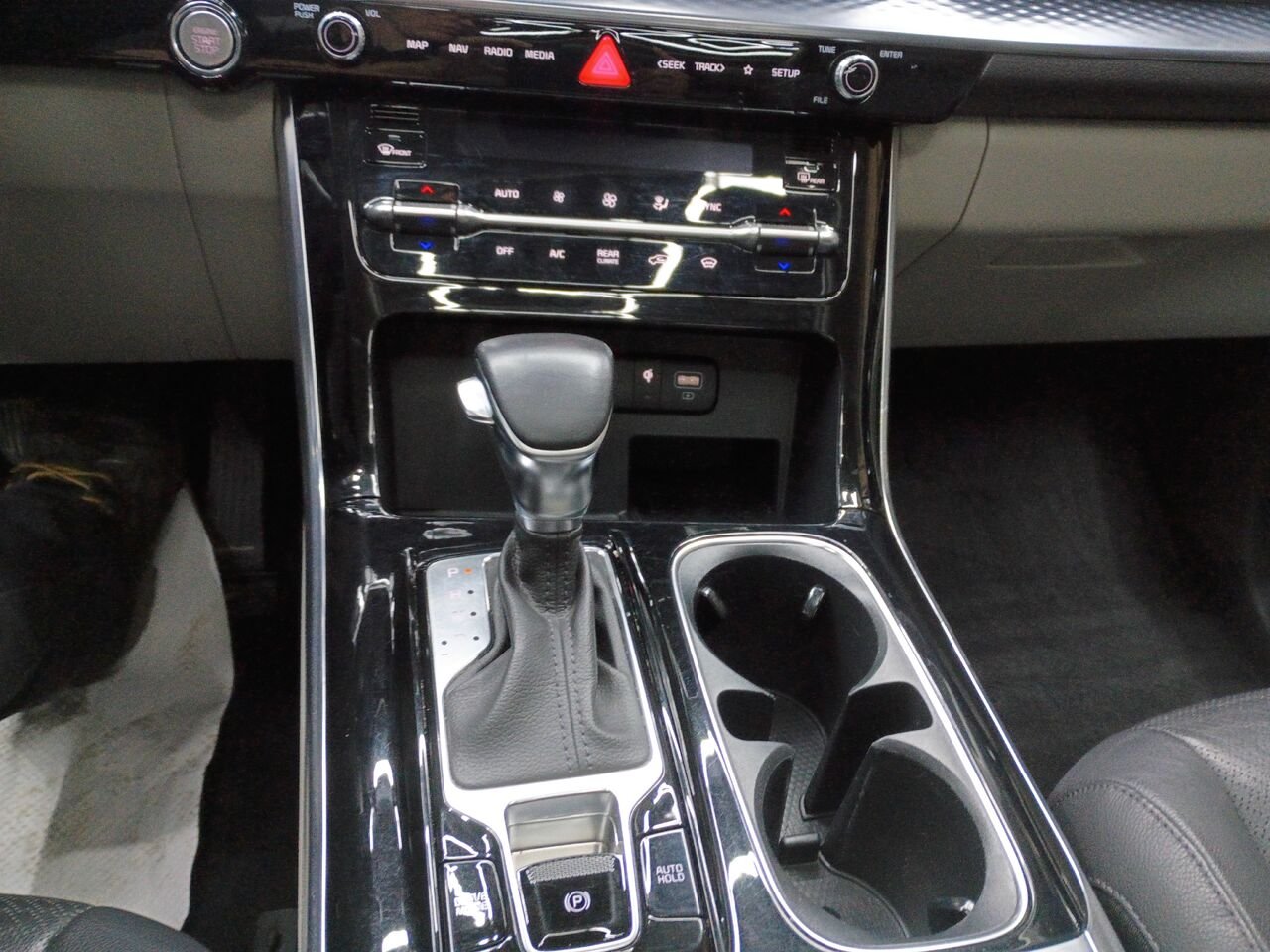 2023 Kia Carnival Silver Blainville - photo #33