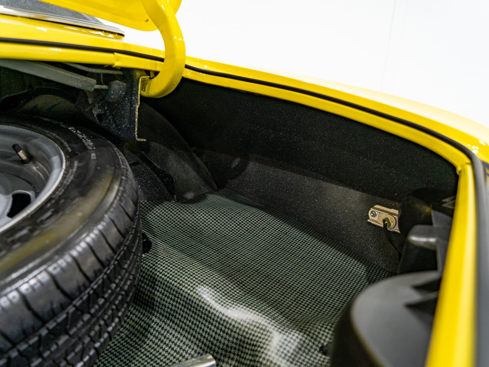 1969 Chevrolet Camaro SS **PRIX EN USD** With factory A/C Yellow Montreal - photo #74