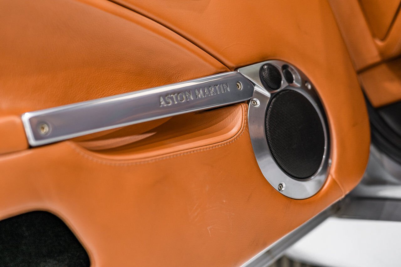 Aston Martin Vanquish PRIX EN USD | ORIGINAL MSRP OF $225,000 USD - FACTORY UPGRADE TO VANQUISH S TRANSMISSION 2003 Gris Montréal - photo #66