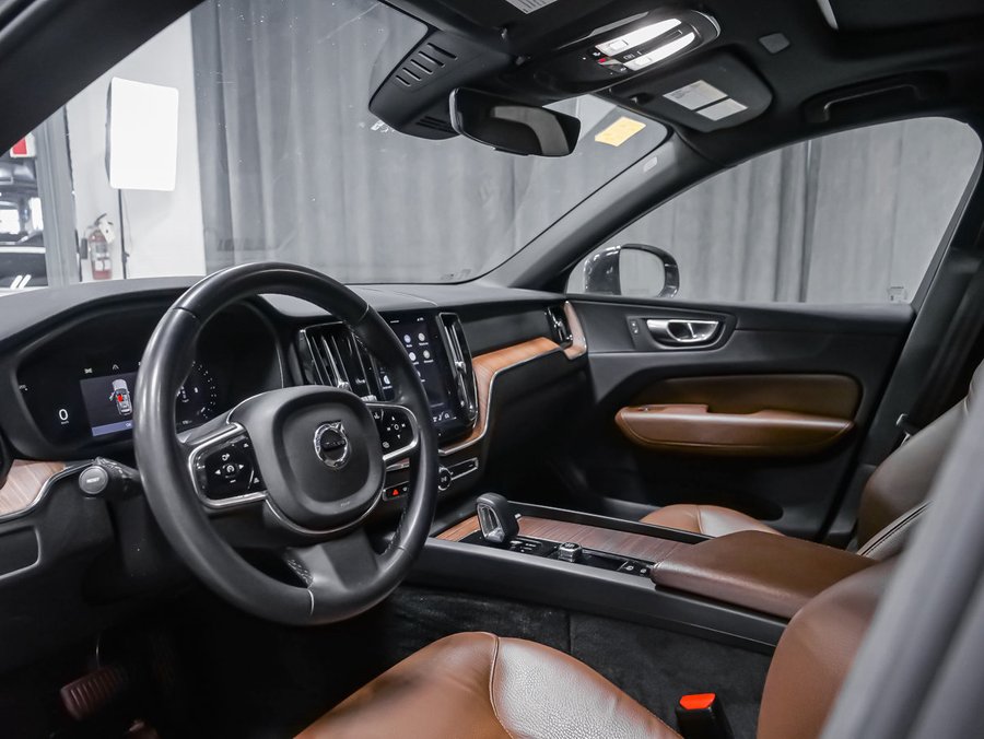 2023 Volvo XC60 PLUS BRIGHT Black