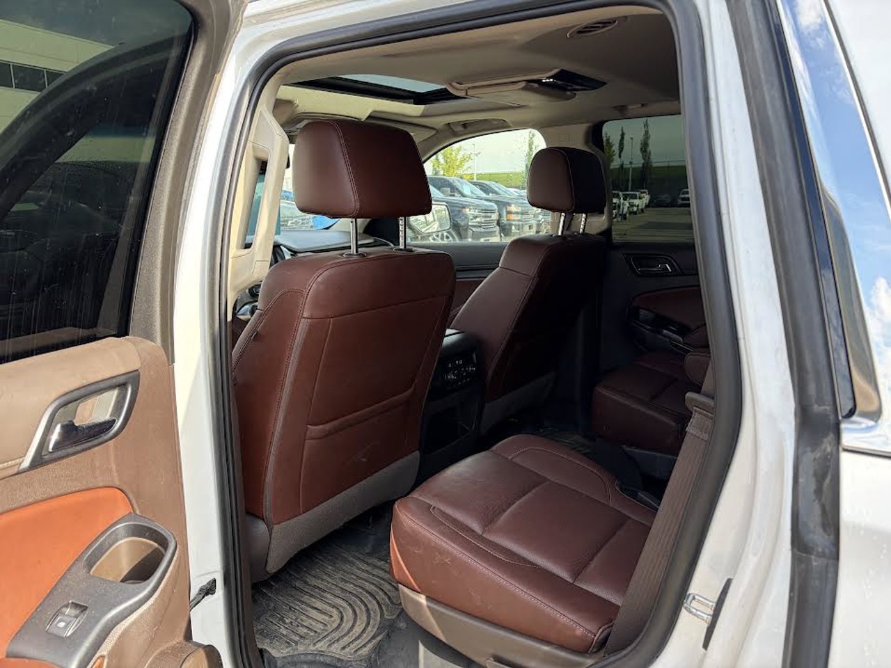 2019 Chevrolet Tahoe 4WD 4dr Premier White Sherwood Park - photo #5