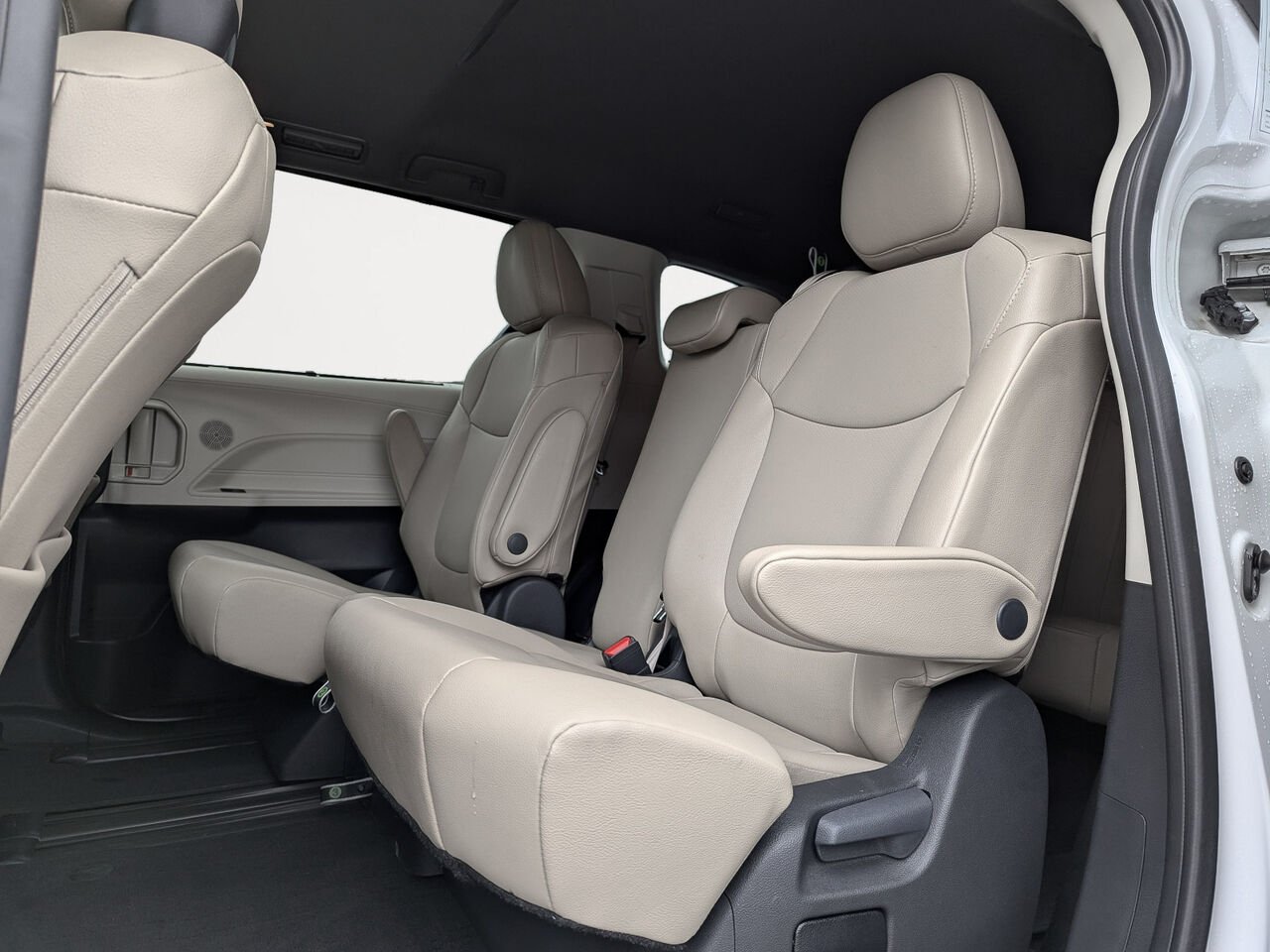 2024 Toyota Sienna 5TDGRKEC8RS203182 Wind Chill Pearl Sherbrooke - photo #8