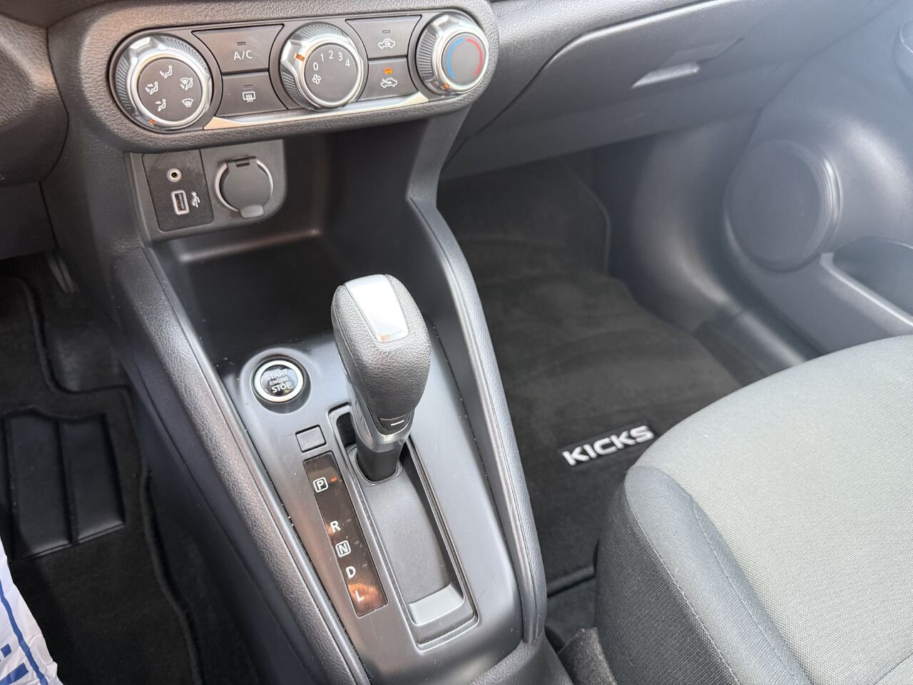 2024 Nissan Kicks S TA Grey Châteauguay - photo #16