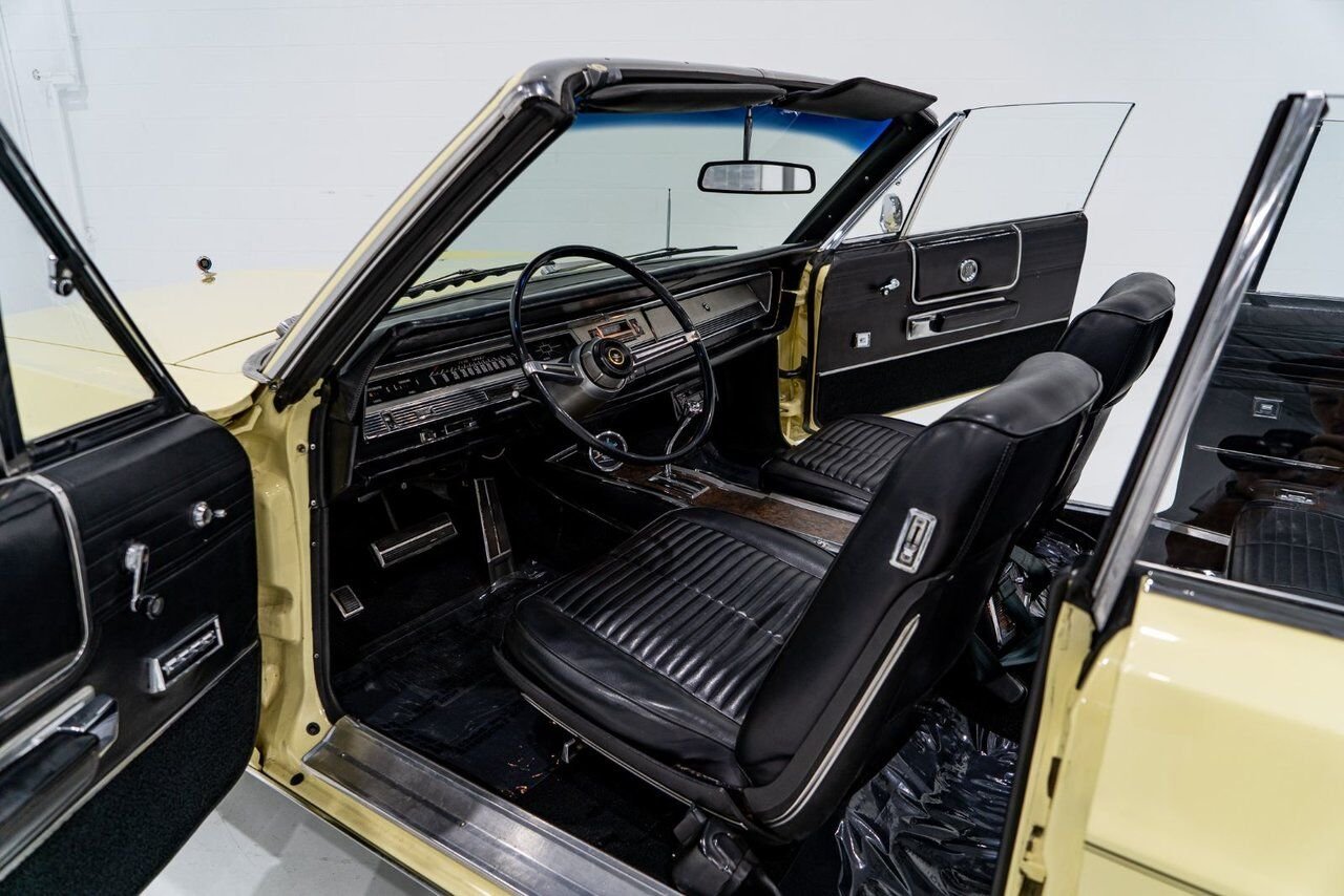 Chrysler 300 PRIX EN USD 440cu.in. Fully restored example 1968 Jaune Montréal - photo #7