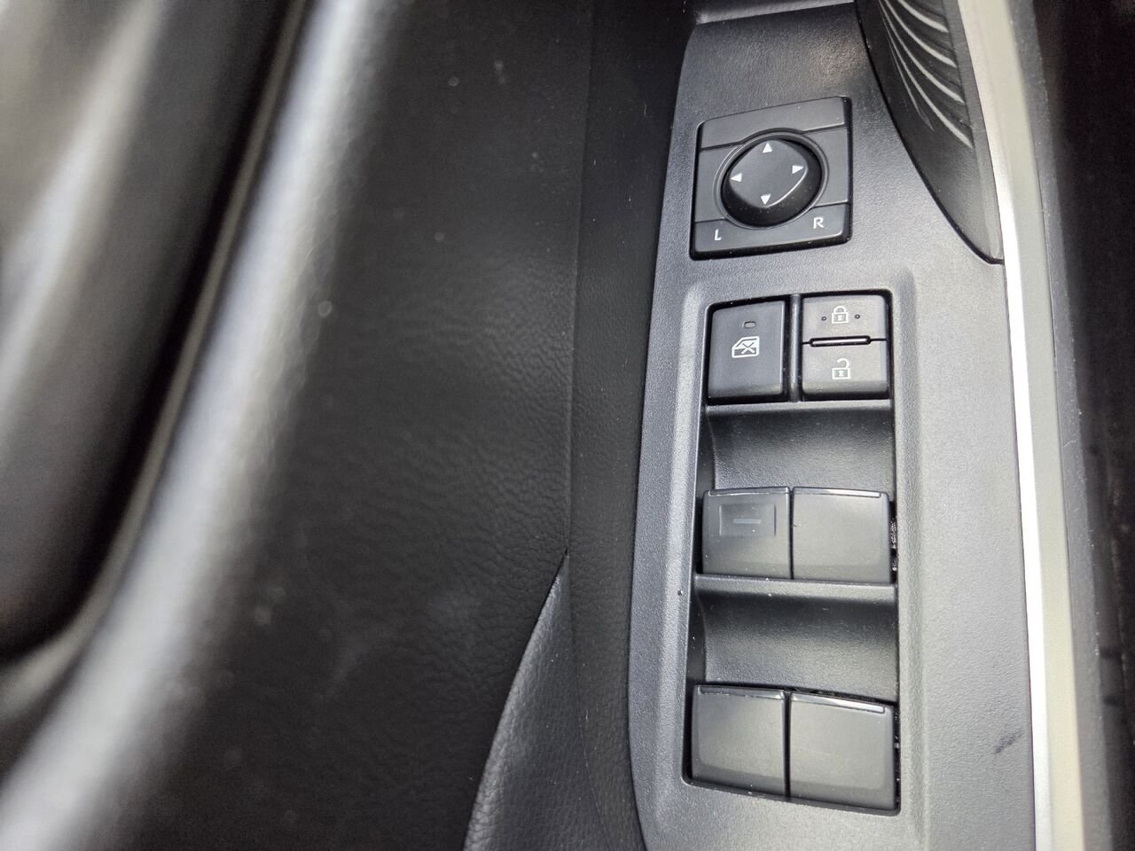 2022 Toyota RAV4 White Mont-Laurier - photo #13