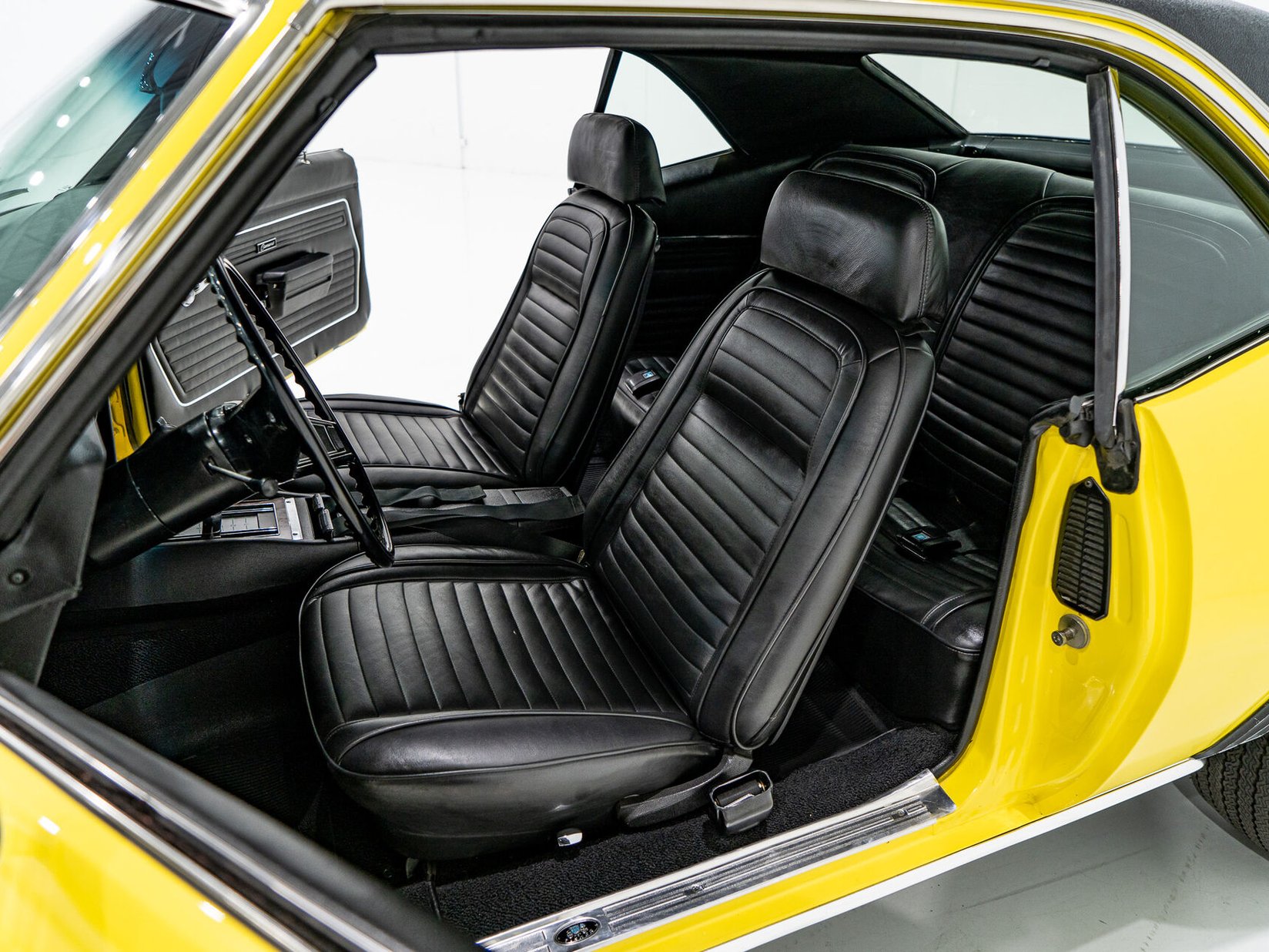 1969 Chevrolet Camaro SS **PRIX EN USD** With factory A/C Yellow Montreal - photo #9