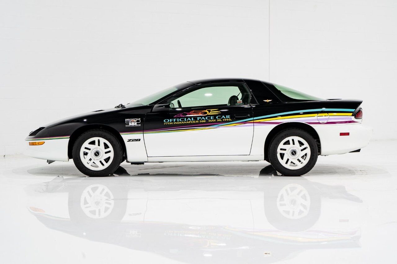 1993 Chevrolet CAMARO Z28 PRIX EN USD | Pace Car with only 957km (595mi) with original window sticker Black Montreal - photo #24
