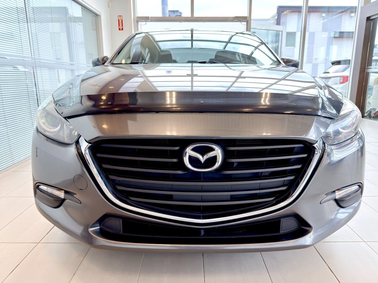 Mazda Mazda3 2018 Gris Notre-Dame-des-Prairies - photo #5