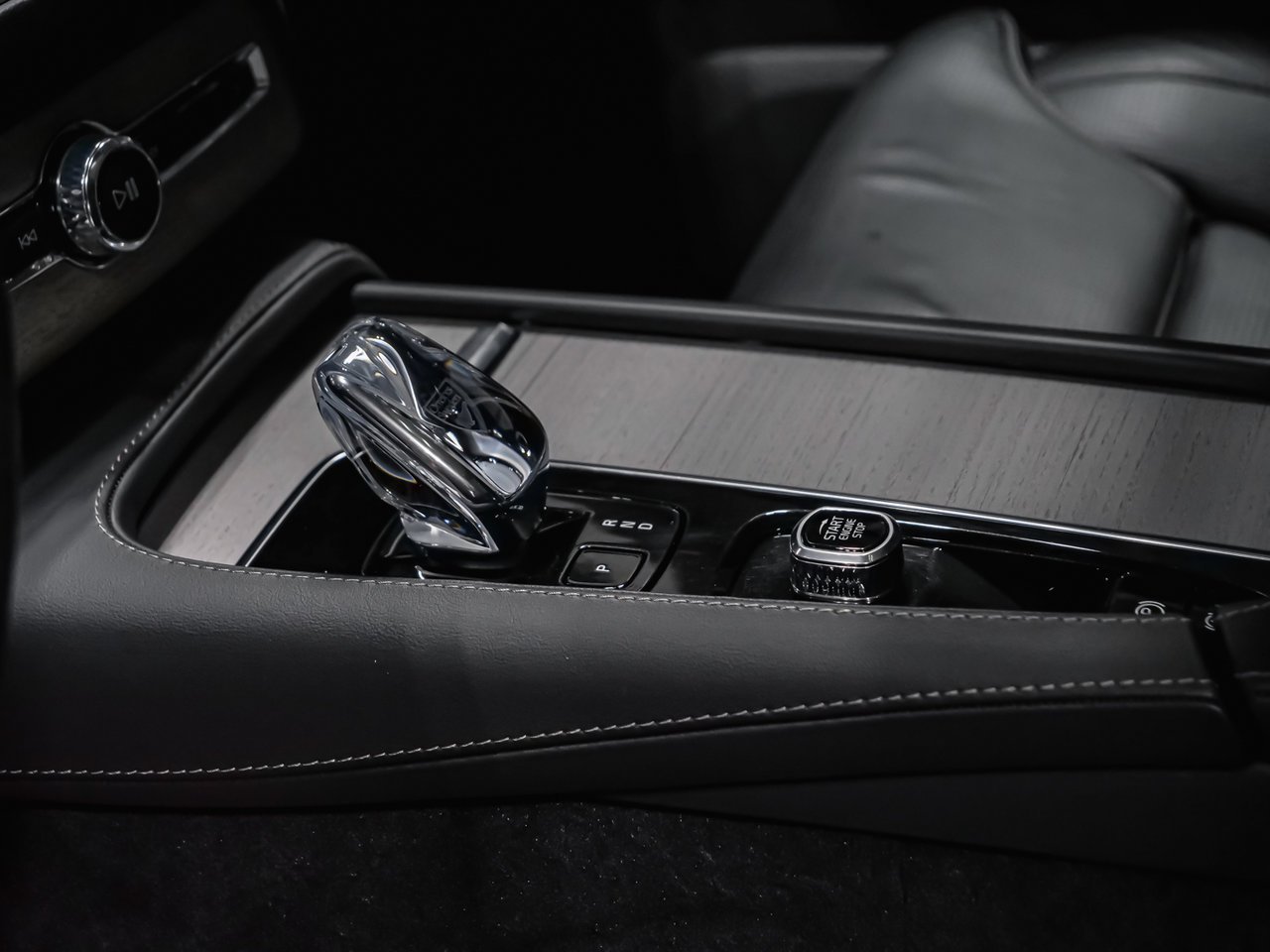 2025 Volvo XC90 Plug-In Hybrid T8 ULTRA BRIGHT Grey Montreal - photo #4