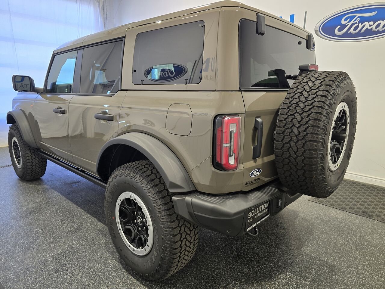 Ford Bronco BADLANDS 4 PORTES 4X4 2026 Gris marais Châteauguay - photo #1