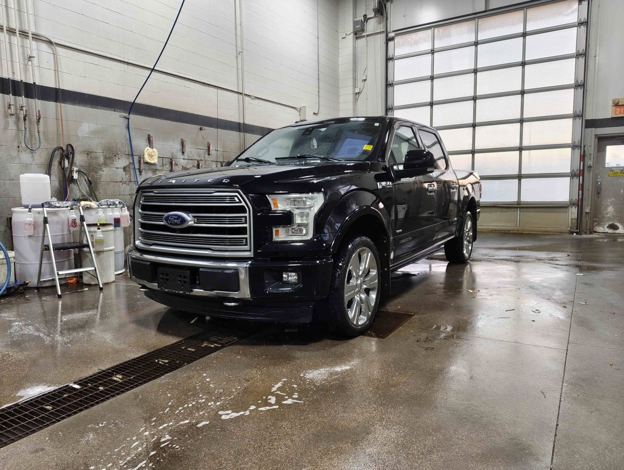 2017 Ford F-150 4WD SuperCrew 145 Limited Black Sherwood Park - photo #3