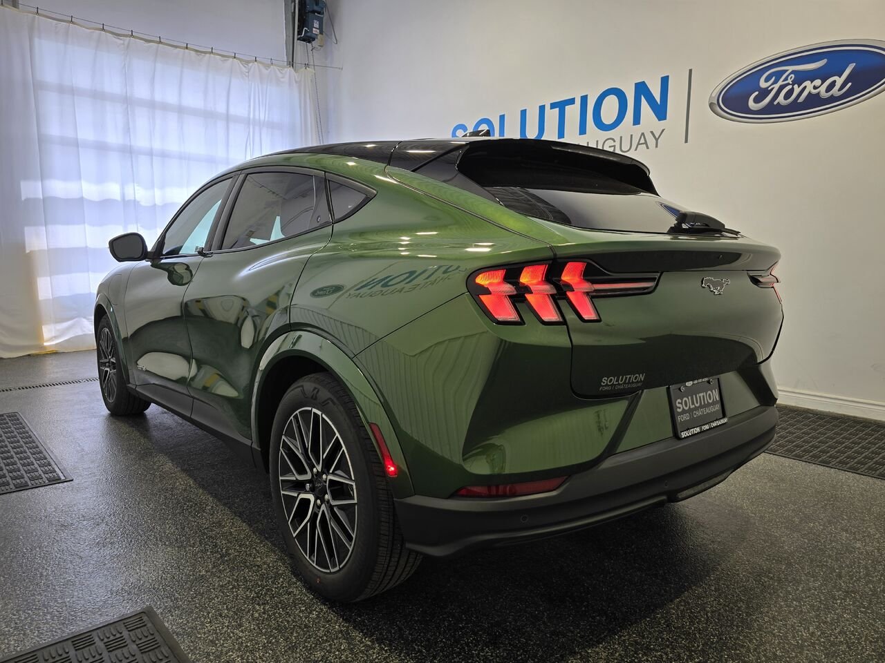 Ford Mustang Mach-E HAUT DE GAMME TI 2026 Vert éruption métallisé Châteauguay - photo #1