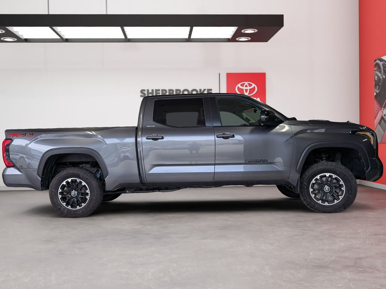 Toyota Tundra hybride LIMITED/AWD/TOIT PANORAMIQUE OUVRANT/SIÈGES CHAUFFANTS/VOLANT CHAUFFANT/AC BIZONE 2024 Gris magnétique métallisé Sherbrooke - photo #2