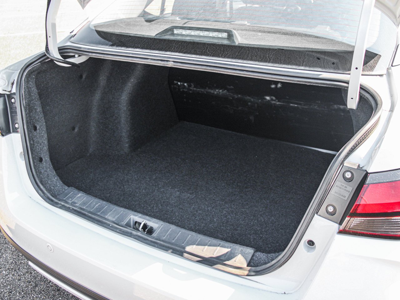 2025 Nissan Versa S CVT White Sherwood Park - photo #7