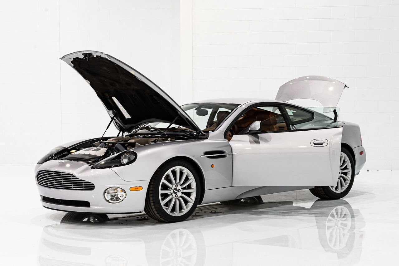 Aston Martin Vanquish PRIX EN USD | ORIGINAL MSRP OF $225,000 USD - FACTORY UPGRADE TO VANQUISH S TRANSMISSION 2003 Gris Montréal - photo #44